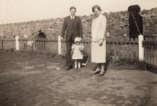 P23 Mabel & John Ponton with small child