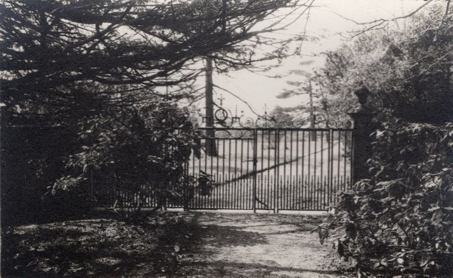 SG32 Gates at eastern side of The Oakes Norton