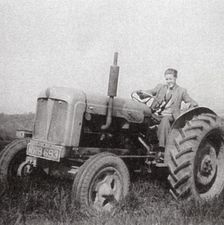 s269 Ron Lee on Gordon Thompson’s tractor at Povey Farm
