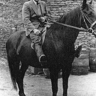 s34 Gordon Thompson of Povey Farm on horse